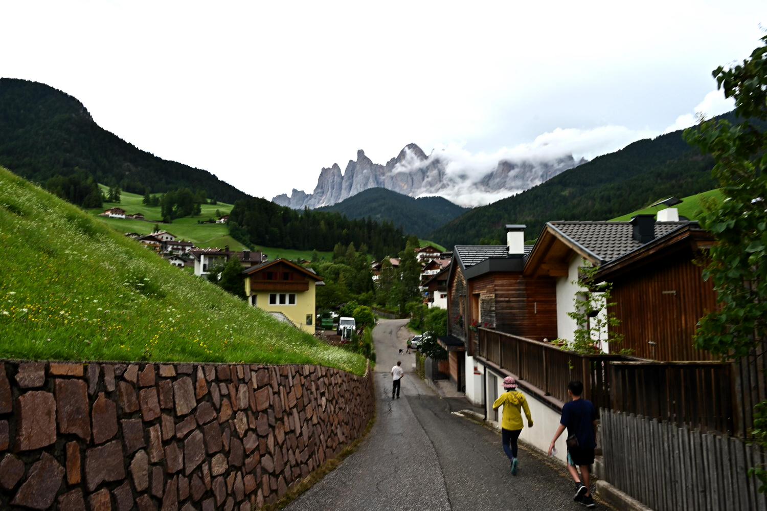 義大利。多洛米蒂Dolomites經典拍照景點!富內斯山谷Val di Funes, St. Magdalena絕美教堂拍照地點 - 第29張圖