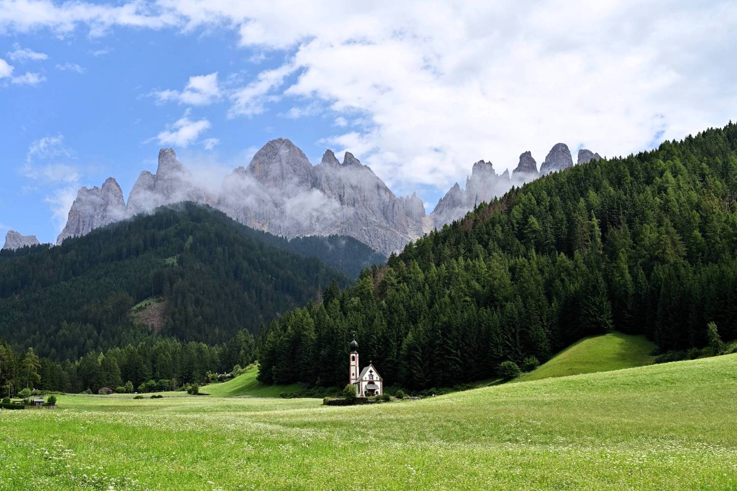 義大利。多洛米蒂Dolomites經典拍照景點!富內斯山谷Val di Funes 聖約翰教堂 Church of St. Johann - 第3張圖