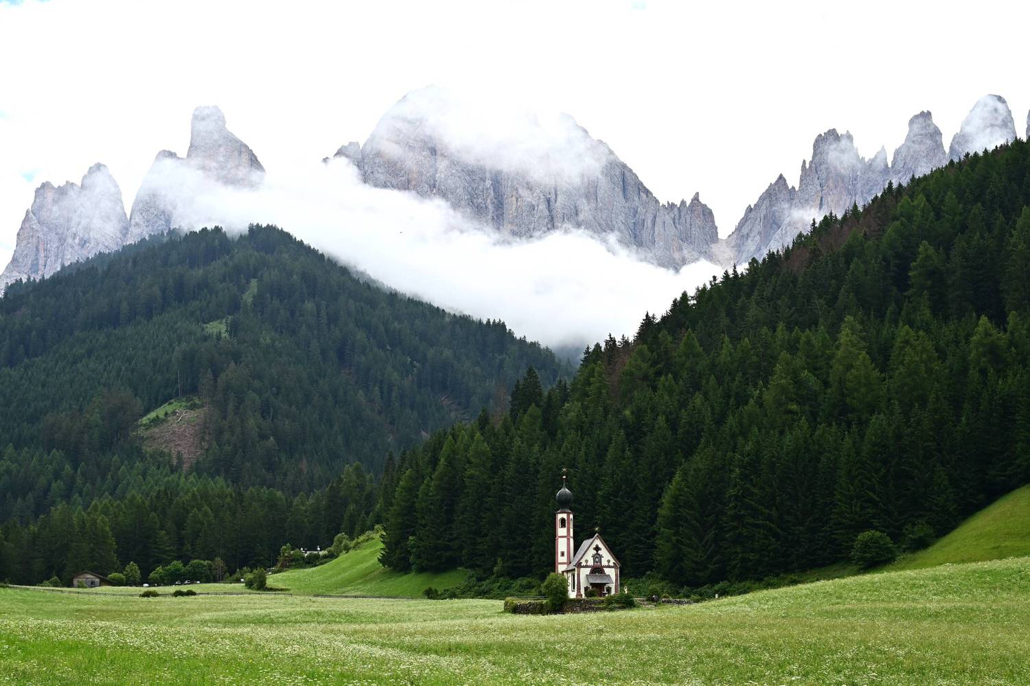 義大利。多洛米蒂Dolomites經典拍照景點!富內斯山谷Val di Funes 聖約翰教堂 Church of St. Johann - 第5張圖