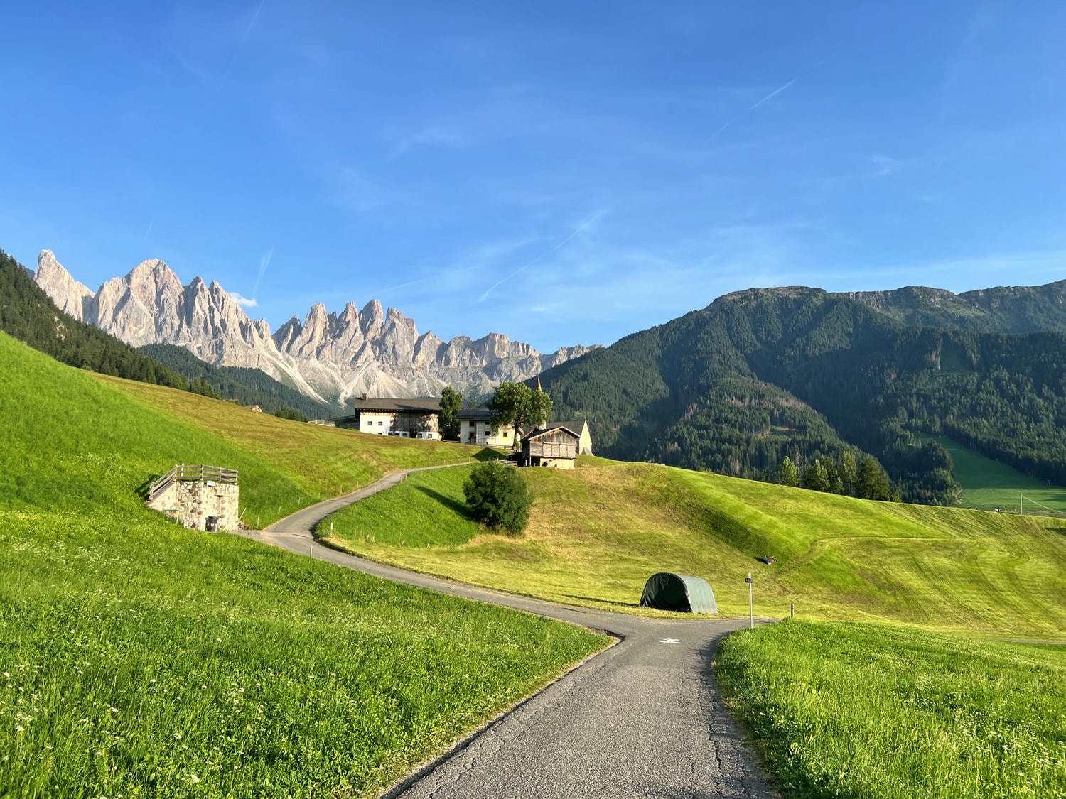 義大利。多洛米蒂Dolomites經典拍照景點!富內斯山谷Val di Funes, St. Magdalena絕美教堂拍照地點 - 第10張圖