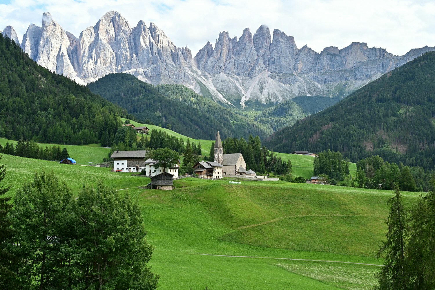 義大利。多洛米蒂Dolomites經典拍照景點!富內斯山谷Val di Funes, St. Magdalena絕美教堂拍照地點 - 第24張圖