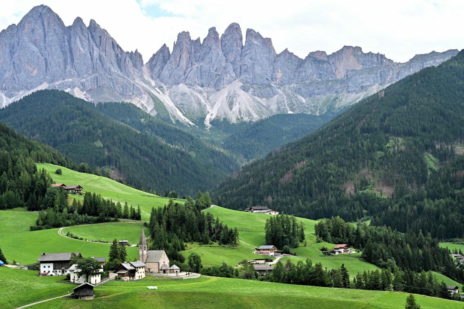 義大利。多洛米蒂Dolomites經典拍照景點!富內斯山谷Val di Funes, St. Magdalena絕美教堂拍照地點 - 第26張圖