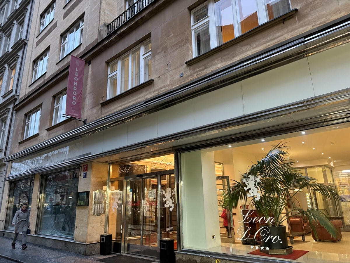 捷克布拉格住宿推薦｜Hotel Leon D’Oro：位置絕佳、走路 3 分鐘即達老城廣場與哈維爾市場