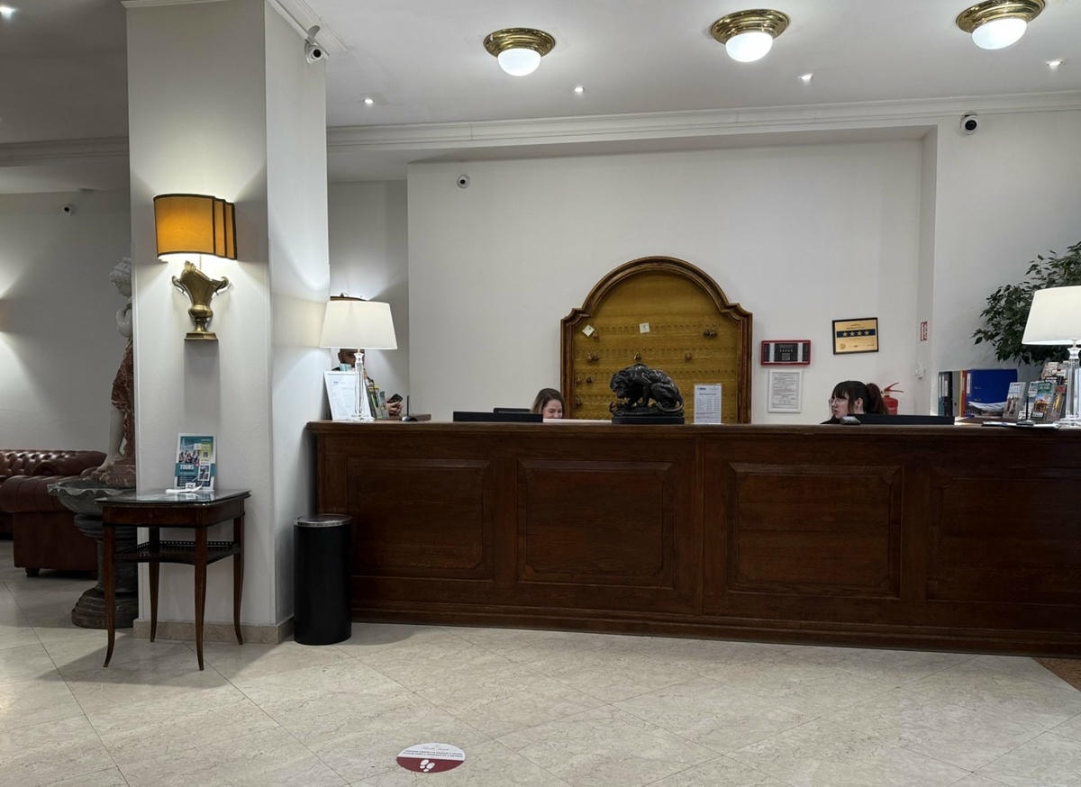 捷克布拉格住宿推薦｜Hotel Leon D’Oro：位置絕佳、走路 3 分鐘即達老城廣場與哈維爾市場