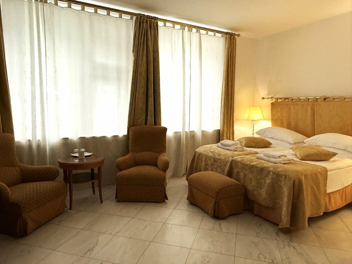 捷克布拉格住宿推薦｜Hotel Leon D’Oro：位置絕佳、走路 3 分鐘即達老城廣場與哈維爾市場