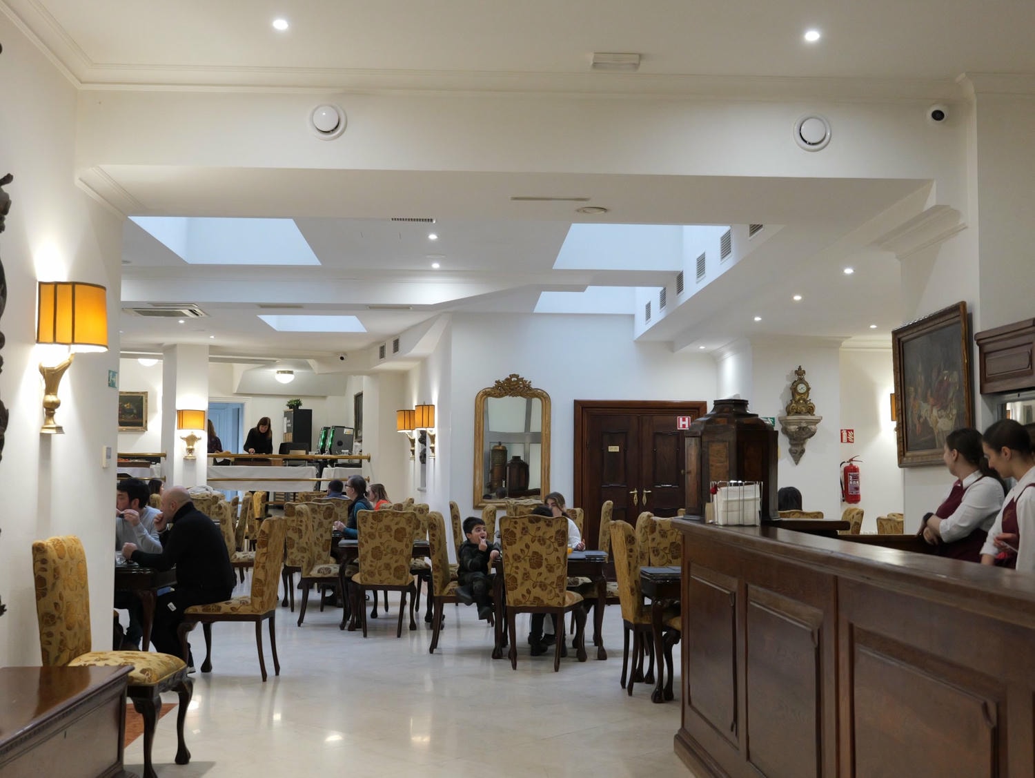 捷克布拉格住宿推薦｜Hotel Leon D’Oro：位置絕佳、走路 3 分鐘即達老城廣場與哈維爾市場