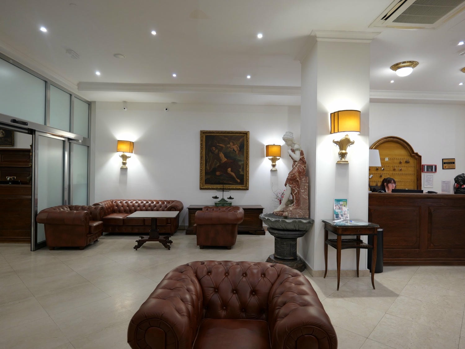 捷克布拉格住宿推薦｜Hotel Leon D’Oro：位置絕佳、走路 3 分鐘即達老城廣場與哈維爾市場